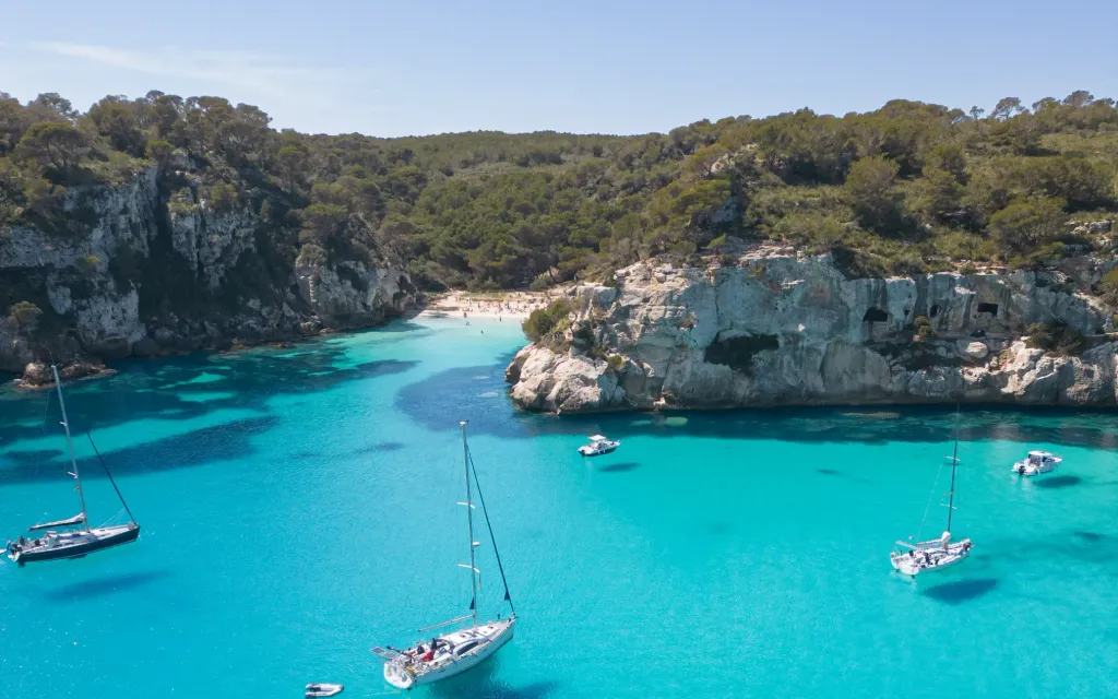Paisaje costero y aguas de Menorca