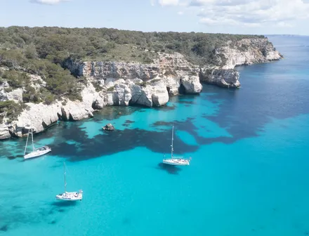 Agua turquesa y acantilados en Cala Macarella