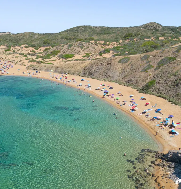 Playa de Cavallería y la costa de Menorca