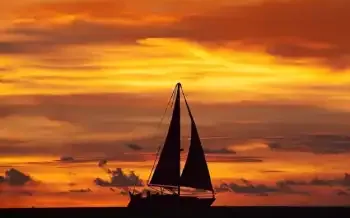 atardecer barco fornells
